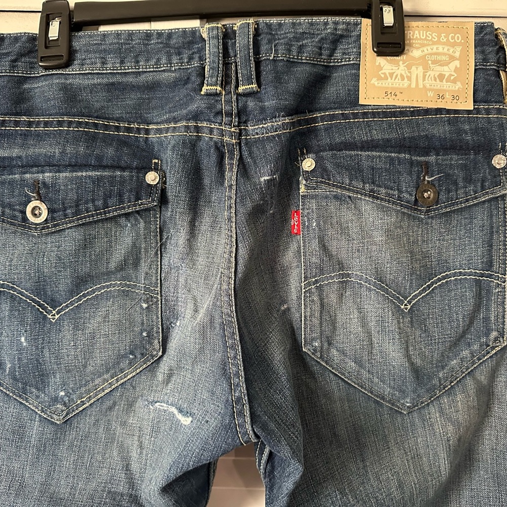 Men’s Levi 514 zip fly distressed jeans Sz 36x30 great condition